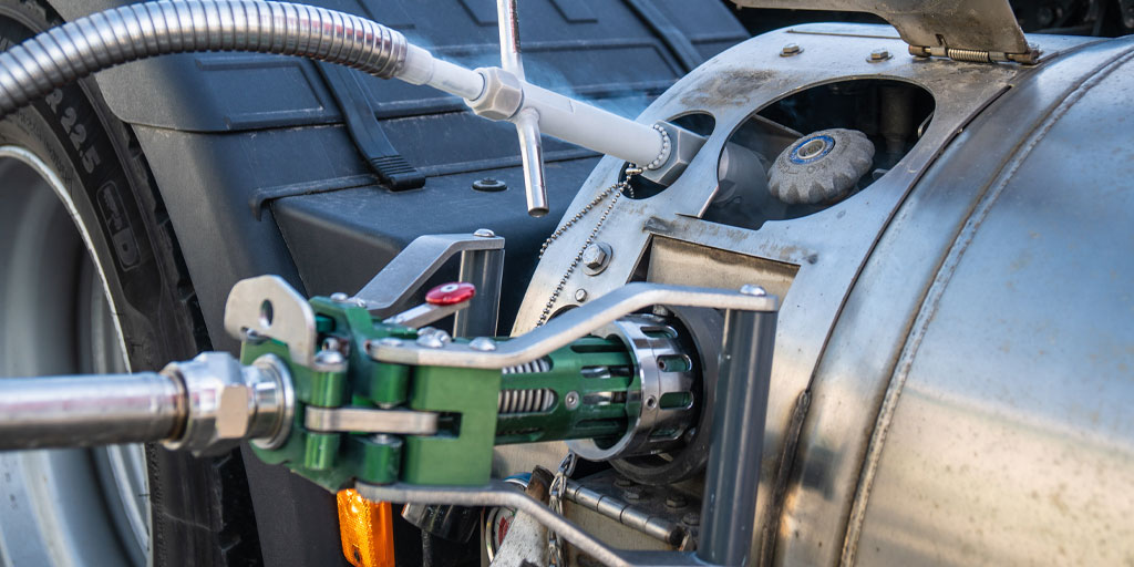 LNG a bioLNG ako životaschopné alternatívy. LNG a bioLNG sú čoraz viac uznávané ako životaschopné možnosti pre logistických profesionálov a dopravné spoločnosti, ktoré sa snažia znížiť emisie a zároveň udržať náklady pod kontrolou. LNG môže priniesť približne 19 % zníženie emisií CO2, a to všetko pri zachovaní podobných nákladov ako nafta. Významnou výhodou je rozsiahla sieť čerpacích staníc LNG v rámci celej EÚ vrátane Slovenska, ktorá zmierňuje geografické obmedzenia a umožňuje flexibilné prispôsobenie trasy pre viacerých klientov pomocou jedného vozidla. BioLNG, vyrábané z obnoviteľných zdrojov, ponúka až 200 % zníženie emisií CO2. S tým sú však spojené vyššie prevádzkové náklady, ktoré musia byť zohľadnené v dohodách so zákazníkmi. "Najväčšia výhoda kombinácie LNG a bioLNG spočíva v ich prispôsobivosti. Tieto palivá je možné miešať priamo v nádrži, čo umožňuje dopravcom kedykoľvek upraviť výber paliva podľa aktuálnych rozpočtových obmedzení ich klientov. Prípadne sa môžu vrátiť späť k ekonomickejšej variante LNG pri zachovaní konkurencieschopnosti výlučne na základe ceny a kvality služieb Táto flexibilita ostro kontrastuje s vodíkom a elektrickou energiou, kde návrat k predchádzajúcej voľbe paliva neprichádza do úvahy,“ zdôrazňuje P. Habo. Okrem toho sú kapitálové výdavky (capex) na vozidlá na LNG a naftu dosť podobné, pričom metriky výkonu, ako je dojazd 2 500 kilometrov a výkon vozidla, sú úzko zosúladené. Konštrukcia vozidiel na skvapalnený zemný plyn je jednoduchšia v porovnaní s naftovými, čo uľahčuje ich údržbu v miestnych podmienkach. Sekundárny trh s ojazdenými vozidlami na skvapalnený zemný plyn je na Slovensku a v celej EÚ dobre rozvinutý, čím sa zmierňujú riziká spojené s budúcim predajom. Keďže prevádzka nákladných vozidiel na skvapalnený zemný plyn sa približuje prevádzke nákladných vozidiel s naftovým motorom, eliminujú sa zložitosti spojené s alternatívnymi palivami pri plánovaní a údržbe trasy. Tento aspekt je obzvlášť výhodný pre vodičov nákladných vozidiel na cestách a v logistických centrách, ktorí už v dnešnom prostredí čelia mnohým výzvam.